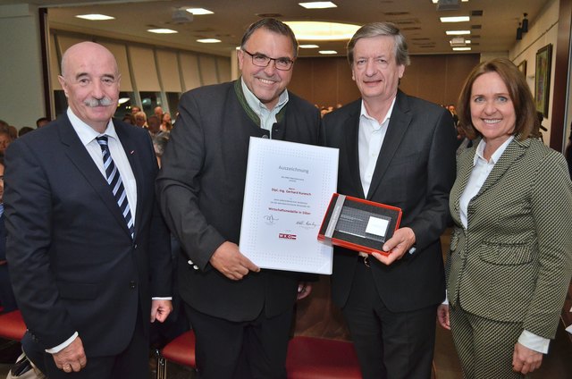 Hohe Auszeichnung für Gerhard Kunesch (2. v. r.): Es gratulierten Manfred Benischko, Alfred Schneckenreither und WKO-Vizepräsidentin Angelika Sery-Froschauer (v. l. n. r.). | Foto: Cityfoto