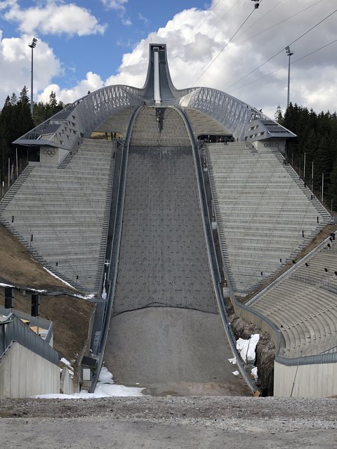 Nicht aus Holz, aber beeindruckend: Die Sprungschanze Holmenkollbakken im Wohngebiet Holmenkollen. | Foto: WOCHE