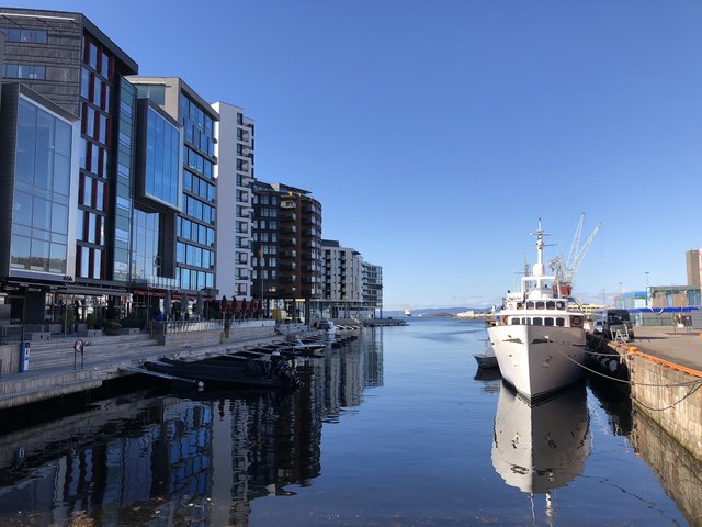 Blick auf den Fjord vom Stadtteil Tjuvholmen aus, an dem über 20 Architekten gearbeitet haben. | Foto: WOCHE