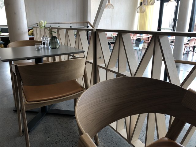 Einfach wirkendes, aber funktionelles Design aus Holz. | Foto: WOCHE