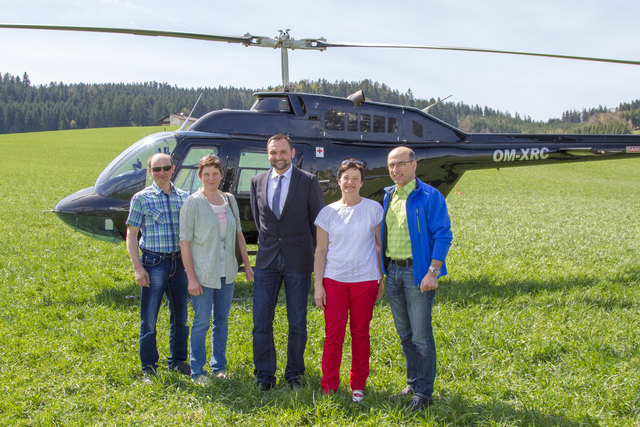 Lagerhaus Geschäftsführer Martin Obernberger (mitte) mit den Gewinnern des Hubschrauber-Rundfluges (v.l.n.r.) Albert und Margarete Gahleitner sowie Edith und Martin Nimmervoll | Foto: LH Rohrbach