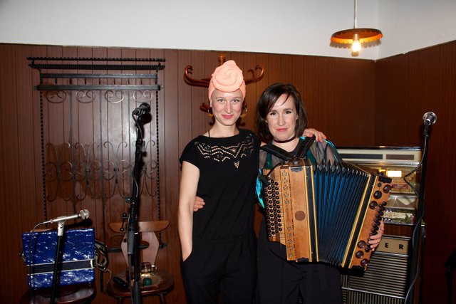 Manuela Diem (li.) und Marie Theres Stickler brillierten im Gasthaus Praschl mit starker Stimme und Ziehharmonika