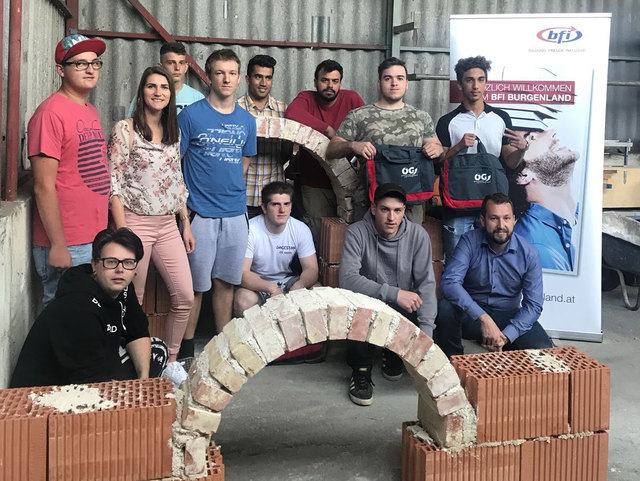 Andre Schrank, Kevin Joos, ÖGJ-Landessekretärin Ramona Pfneiszl, Albin Shkreli, David Schennach, Gafuri Ziauddin, Nour Alawam, Shamil Gadzhiev, Roman Holy, Samuel Frebel, Junes Sallam und Bernd Rehberger, Landesgeschäftsführer der Gewerkschaft Bau-Holz. ﻿ | Foto: BFI