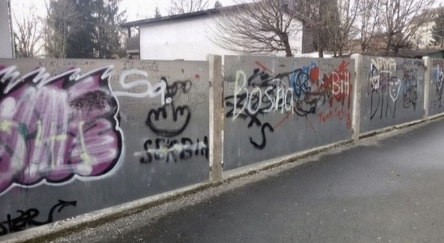 Aus Gekritzel wird Kunst: Dieser Blechplattenzaun am Fröbelpark wird mit Graffitis künstlerisch verschönert. | Foto: KK