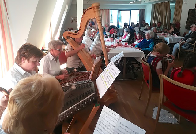 Die Senioren genossen die musikalischen Einlagen der Musikgruppen.