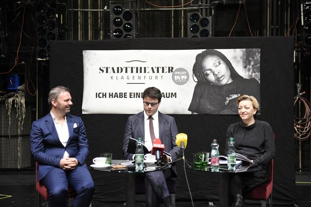 Präsentierten die Produktionen der Spielzeit 2018 am Stadttheater Klagenfurt: Florian Scholz (Intendant), Nicholas Carter (Chefdirigent), Iris Dönicke (Kaufmännische Direktorin) | Foto: Arnold Pöschl