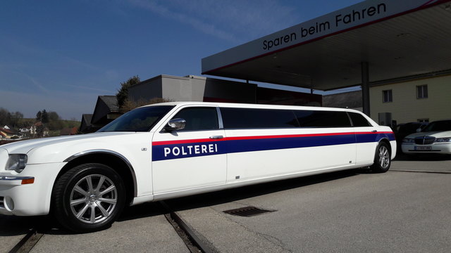 Chrysler 300C Limousine mit Polterei Aufkleber Foto:  © Limousinen Linz