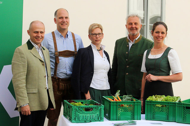 Michael Temmel (Sekretär der Landwirtschaftskammer Deutschlandsberg), Bezirksobmann der Landwirtschaftskammer Christian Polz, Bezirksbäuerin Angelika Wechtitsch, Franz Kremser (GF Lehrlingshäuser an der Wirtschaftskammer) und Johanna Lampl (Leiterin des Lehrlinghauses an der LBS Eibiswald). | Foto: Franz Krainer