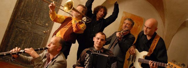 Jérôme Casalonga (Komposition, Gesang, Saxophon, Klarinette), Laurent Barbolosi (Gesang, Violine, Trompete), Jérémy Lohier (Akkordeon, Gesang), Marco Tindiglia (Gitarre), Francesco Petreni (Schlagzeug), Ricardo Barbera (Bass) | Foto: zVg