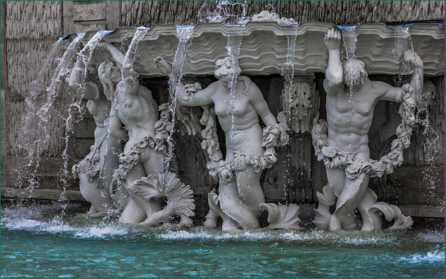 Um das Gestein vor zu intensiver Durchfeuchtung zu schützen und gleichzeitig auch um nicht unnötig Wasser zu verschwenden, finden die Wasserspiele der Brunnenanlage im Belvedere nur zu bestimmten Tageszeiten statt - hier ein Detail des Muschelbrunnens.