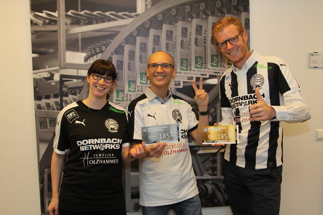 Zwei Lose zum Glück: Christian Hetterich (Mitte) mit bz-Redakteurin Anja Gaugl und bz-Geschäftsführer Maximilian Schulyok.