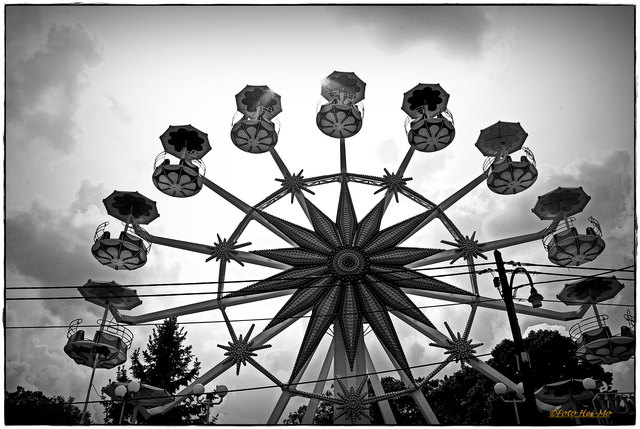 Das Riesenrad im Böhmischen Prater ist eine Konstruktion, die nur auf einer Mittelnabe sitzt.