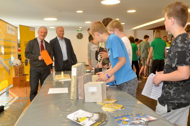 PSI Georg Scharnagl und WK-Obmann Scharnagl mit Schülern "beim Tischler" im KitzKongress.