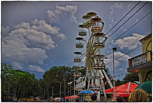 Auch ein Riesenrad gibt es. Dieses werden wir noch näher betrachten...