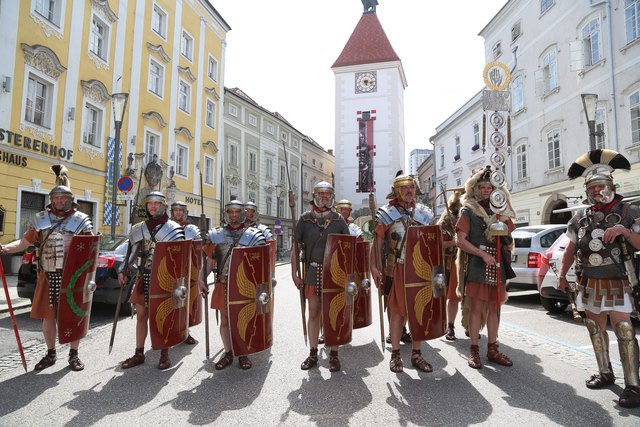 Die Soldaten der Legio XV Apollinaris zeigen ihr Können im Katapult- und Bogenschießen.