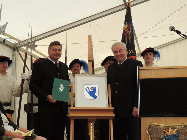 Bürgermeister Gerhard Meixner (l.) bekam von Landeshauptmann Hermann Schützenhöfer das "neue" Wappen übergeben. | Foto: WOCHE