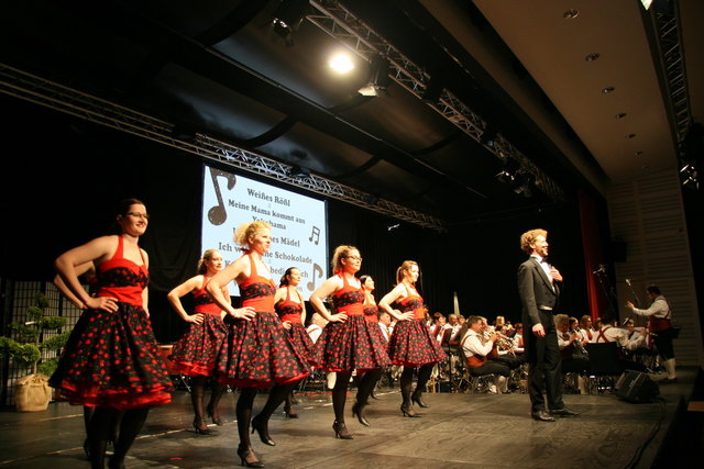 Dem Publikum im Zentrum wurde ein heißer Mix aus musikalischer und tänzerischer Darbietung geboten. | Foto: Jungsteirerkapelle