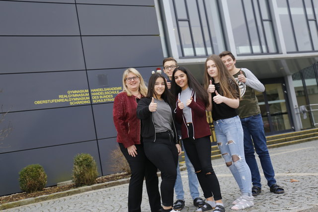 Handelsakademie Schärding: Dauer: 5 Jahre; Abschluss: Reife- und Diplomprüfung. Schwerpunkte: Kommunikationsmanagement und Marketing, Management, Controlling und Accounting, Management Medientechnik- und Design, Gesundheits- und Sozialmanagement. Die Vermittlung von Schlüsselqualifikationen, die Hinführung zu sozialer Kompetenz sowie die Erweckung der Bereitschaft zu lebenslangem Lernen sind Eckpunkte des schulischen Lebens. Homepage: hak-schaerding.at