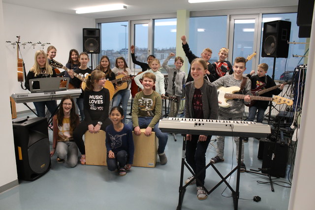 Neue Mittelschule Schardenberg: Eine Schule mit "Humor und Herz", wie Direktorin Barbara Ratzinger-Selgrad sagt. Angebote: Theatergruppe; Morgensport an drei Tagen; Londonwoche, die sich die Schüler durch Verkauf von Selbstgebackenem finanzieren; Whiteboards mit Beamer, Lernklasse. Die NMS wurde von 2015 bis 2018 generalsaniert – großes Eröffnungsfest mit Tag der offenen Tür am 27. Mai 2018. Homepage: hsschardenberg.jimdo.com. "Uns zeichnet der respektvolle Umgang miteinander aus", sagt die Direktorin.