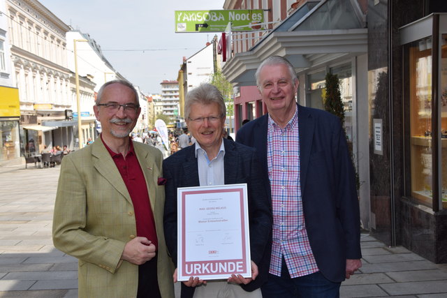 Langzeit-Obmann Georg Melkus mit Andreas Schwarz (l) von der Wirtschaftskammer und Harald Tobola, die zu 17 Jahren Obmann "Einkauf in Meidling" gratulieren.