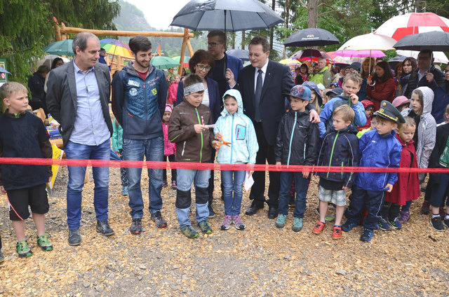 VBM Manfred Immler, GR Alexander Dirr, GR Dagmar Melekusch, Pfarrer Grzegorz Nowicki und BM Günter Keller (v. l.) mit Pius Vogler und Valentina Ters, die das Band durchschnitten. | Foto: privat