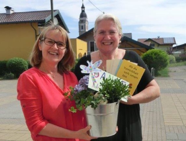 Volksschuldirektorin Hildegard Eidenhammer dankt der Autorin für den interessanten Workshop