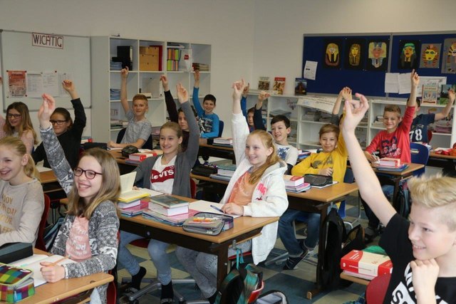 Neue Mittelschule Schärding: Musikalischer und Sportlicher Schwerpunkt; ist seit Jahren Gesunde Schule, Zusammenarbeit mit der Gesunden Gemeinde Schärding, übers Jahr werden zahlreiche Projektarbeiten durchgeführt; jährlicher Sportabend, der das Erlernte der Schüler zeigt; Schulmotto: Homepage:http://nmsschaerding.eduhi.at; Tag der offenen Tür: Jänner/Februar