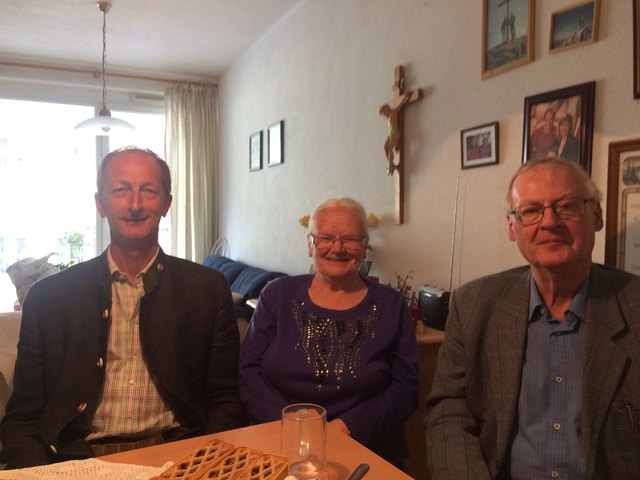 Frau Gollegger freute sich über den Besuch von Johann Rohrmoser und Egbert Piroth | Foto: Gemeinde Großarl