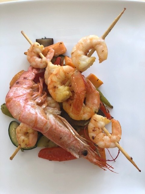 Der Hauptgang: Garnelen-Spieße mit Gemüse. | Foto: Koidl