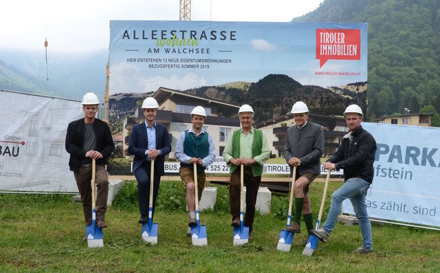 Spatenstich für die Wohnanlage Alleestraße in Walchsee – Manuel Böhm (ausserer architecture), Mario Tribus (TIV), Geschäftsstellenleiter Andreas Gasteiger (Sparkasse Kufstein), Bauherr Alois Fischbacher, Bereichsleiter Otto Dialer (Sparkasse Kufstein) und Baumeister Stefan Kronbichler (v.l.). | Foto: hn media/nageler