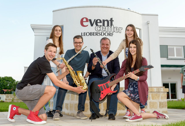 Musikschuldirektor Gerald Mittermüller und Bürgermeister Andreas Ramharter freuen sich mit ihren Musikschülern auf ein musikalisches Topevent im Leobersdorfer Eventcenter | Foto: Foto: Gregor Nesvadba