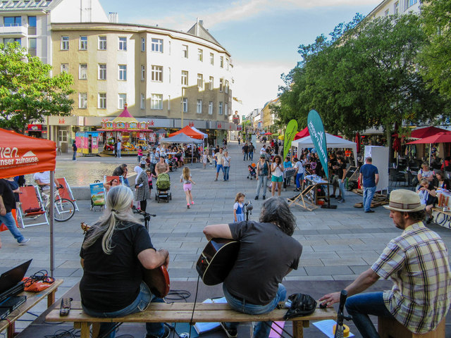 Das soziale Wohnzimmer kommt am Dienstag, 5. Juni, aufs Meidlinger Platzl. Neben Infos gibt’s auch Musik und Kaffe.