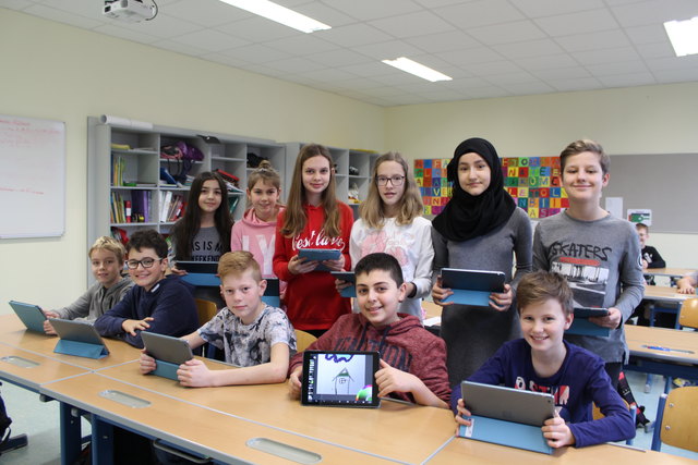 Neue Mittelschule Riedau: Informatik-Schwerpunkt; viel Wert wird auf Bewegung und Sport gelegt; in der Schule – die das Gütesiegel "Bewegte Schule hat – gibt's seit 2012 auch bewegte Pausen, zudem nehmen die Schüler an sämtlichen sportlichen Bewerben im Bezirk teil; das Motto lautet "Digitale Kompetenz sowie Kreativität und Bewegung; Homepage: www.nms-riedau.at; Tag der Offenen Tür: Dezember