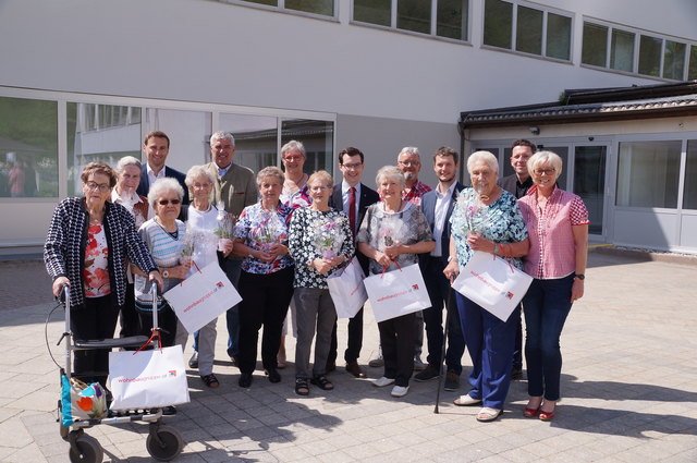 Offizielle Wohnungsübergabe: Die acht Seniorinnen mit Vertretern der Gemeinde, der SG Ennstal der Volkshilfe und Ehrengästen. | Foto: Koidl