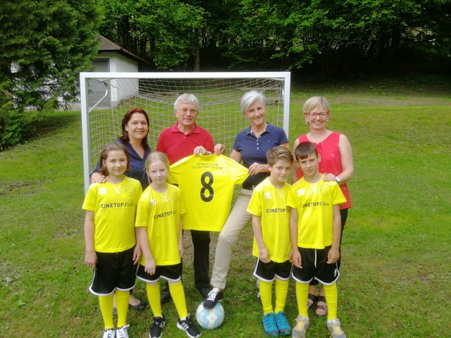 Vom Elternverein Sabine Lobner-Tripold, CinetopFilm Geschäftsführer Josef Steiner, Direktorin Annemarie Koppitsch, Sportbeauftragte Belinda Marktl und die Kicker der Volksschule Längsee