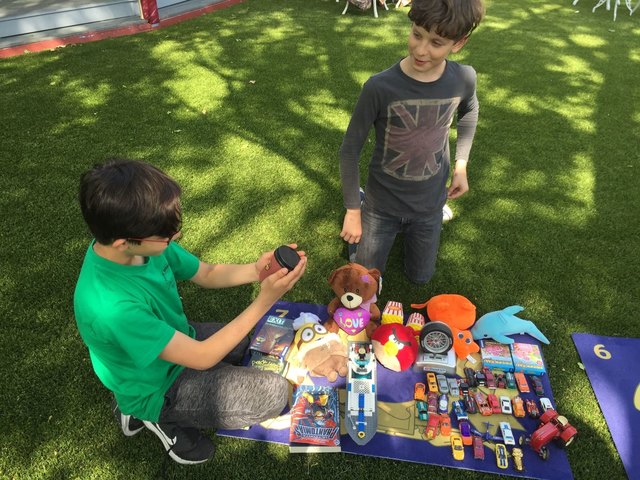 Ihren Besitz verkaufen oder tauschen können Kinder am 3. Juni im Park Hrabalek im Böhmischen Prater.