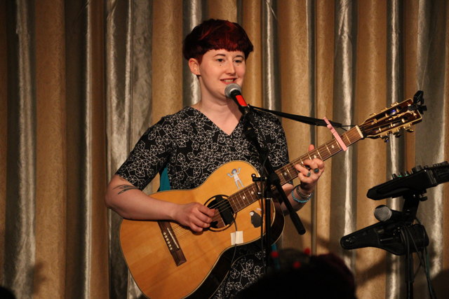 Experimentelle Pop-Musik bot Anna Kohlweis.