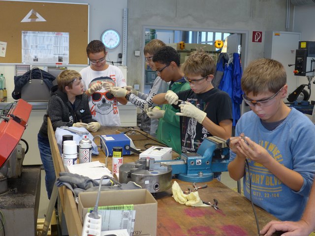 Technische Neue Mittelschule St. Marienkirchen: Technik und Naturwissenschaftlich sind Schwerpunkte der Schule – ebenso Kunst und Kreativität; zahlreiche kulturelle und naturwissenschaftliche Projekte; Schul-Vernissagen, jährlicher Forschung- und Kunsttag, als Schulmotto gilt: "Experimenteles und praktisches Arbeiten sind für die Kinder am allerwichtigsten"; Homepage: http://hs-stmarienkirchen.eduhi.at; Tag der Offenen Tür: Jänner