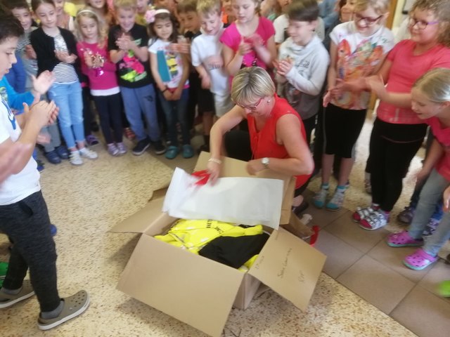 Belinda Marktl beim auspacken der neuen Fußballdressen.