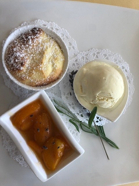 Das Dessert: Topfenauflauf mit Zimteis und Marillen. | Foto: Koidl