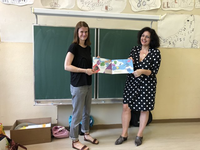 Nadja Madlener und Sonja Brauner (v.l.) bei ihrem Workshop in der 4c der Volksschule Steinlechnergasse.