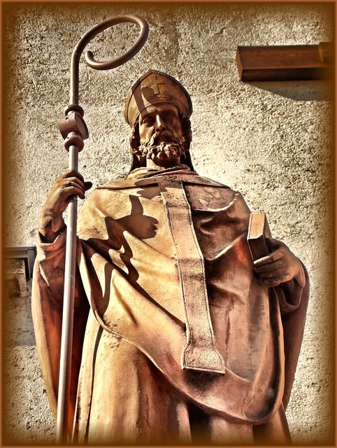 Der heilige Erhard (* vor 700 vermutlich in Narbonne, Südfrankreich; † um 715/717 in Regensburg) wirkte als Wanderbischof im Elsass und im bayerischen Regensburg. Bei der Maurer Kirche
