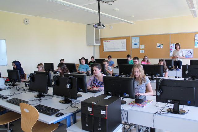 Neue Mittelschule Kopfing: Schwerpunkte sind Gesundheit, Soziales und Informatik; obwohl eine kleine Schule, ist sie top ausgestattet; alle zwei Jahre findet ein Gesundheitstag statt; es werden auch Workshops zu aktuellen Themen wie WhatsApp abgehalten; ist eine der wenigen Schulen, die EDSL-Führerschein anbieten, die Schule bietet auch Nachmittagsbetreuung; Schulmotto: Miteinander lernen, gemeinsam bewegen und wohlfühlen; Homepage: http://www.nms-kopfing.bplaced.net; Tag der Offenen Tür: Dezember