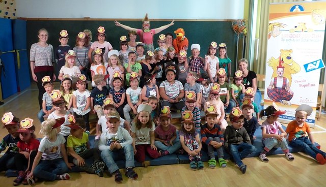Clownin Popolina stattete Kindern der Volksschule und des Kindergartens Aich-Assach einen Besuch ab. | Foto: Große schützen Kleine