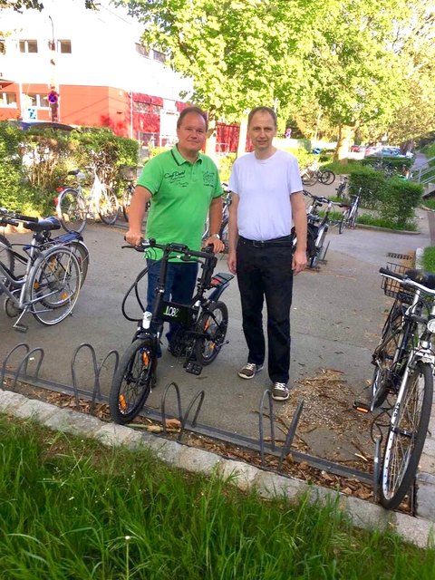 Wolfgang Motz und Robert Spitzauer bei den Fahrradständern am Bahnhof Langenzersdorf (Ausgang Untere Kirchengasse). | Foto: privat