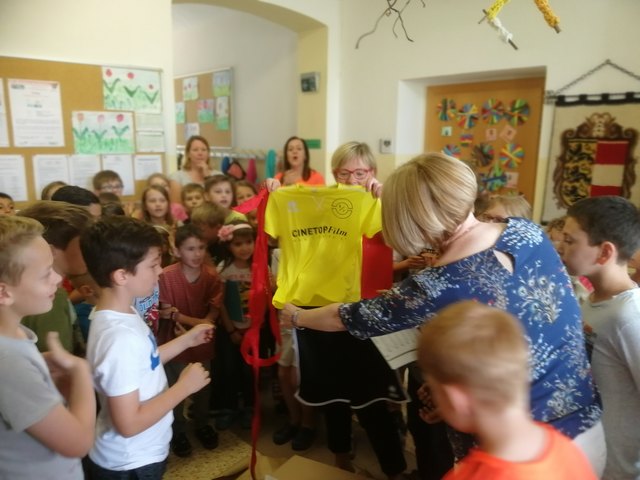 Große Freude über die schuleigenen Fussballtrikots.