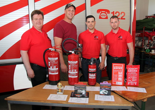 Der Ebersdorfer Feuerwehrkommandant Michael Vock mit den Feuerlöscherprofis Adalbert Svec, René Goldnagl und Andreas Hinko.