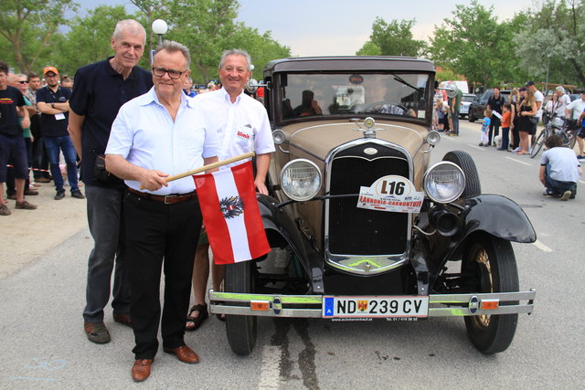 Landeshauptmann Hans Niessl gab den Startschuss zur Oldtimer Rallye in Illmitz.
