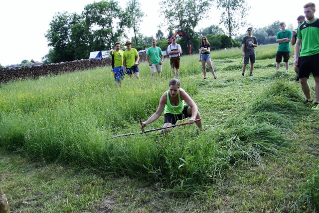 Elisa Prietl aus Großstübing zeigte, dass Sensenmähen auch Frauensache ist.