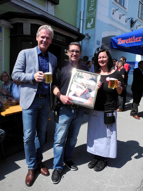 1988 war’s, da floss das erste Mal wieder Zwettler Bier aus dem Zapfhahn im Beisl. Zum 30-jährigen Jubiläum lud Reinhard nun seine Gäste zur großen Geburtstagsparty. Seit 30 Jahren mit der derselben Brauerei zusammenarbeiten – dafür gab's eine Urkunde von Karl Schwarz.